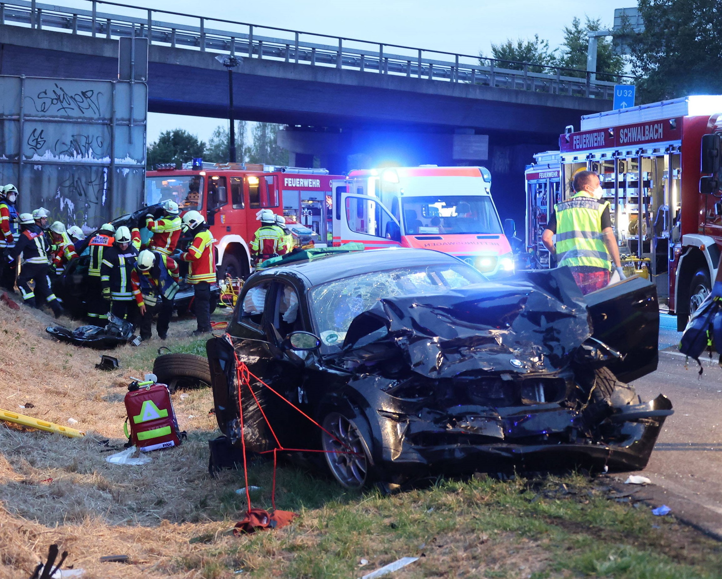 Straße gesperrt! Junger Fahranfänger gerät in Gegenverkehr und stirbt bei Frontal-Crash!