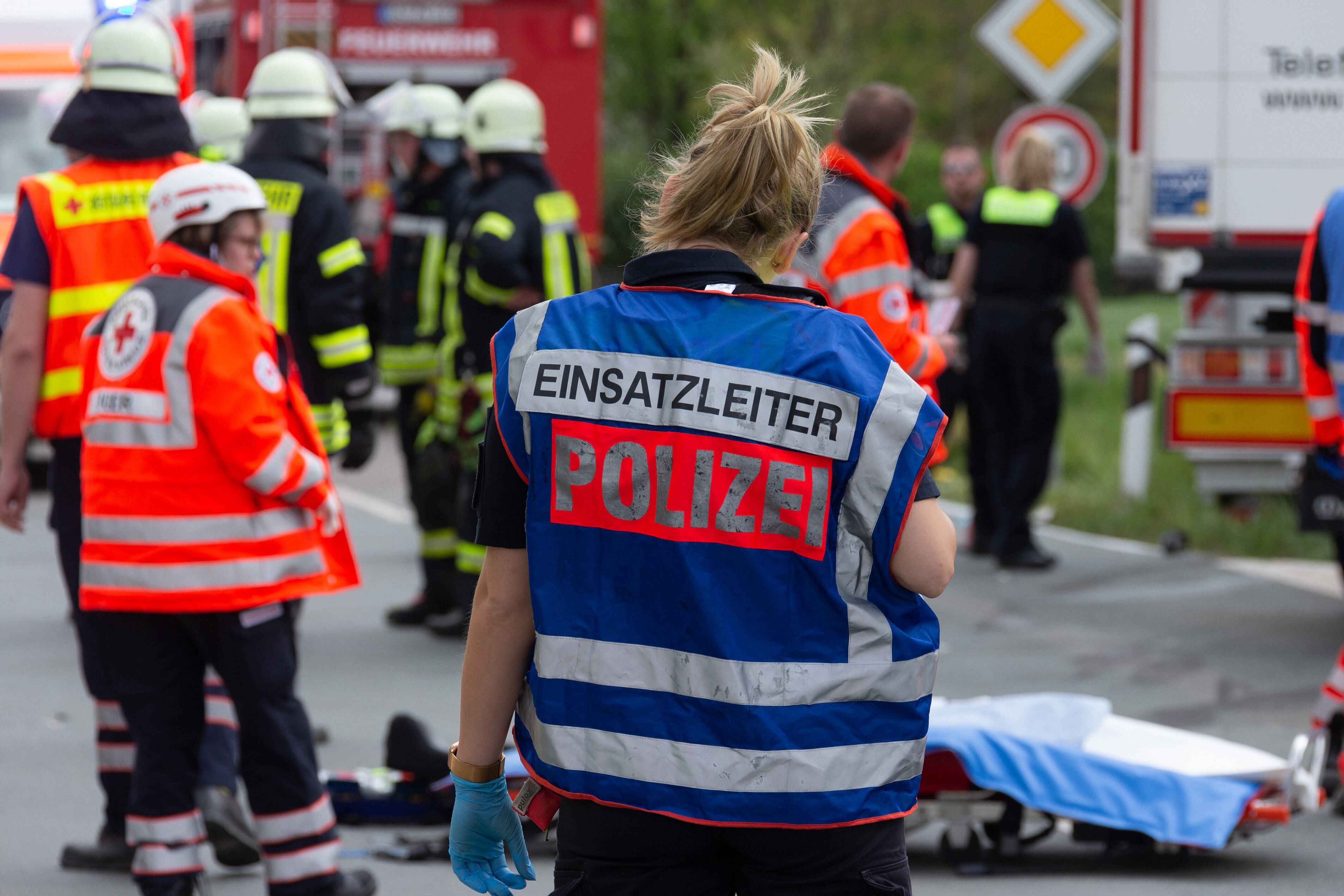 Vollsperrung! Schwerer Unfall auf der Autobahn -  3 Geschwister schwer verletzt! 