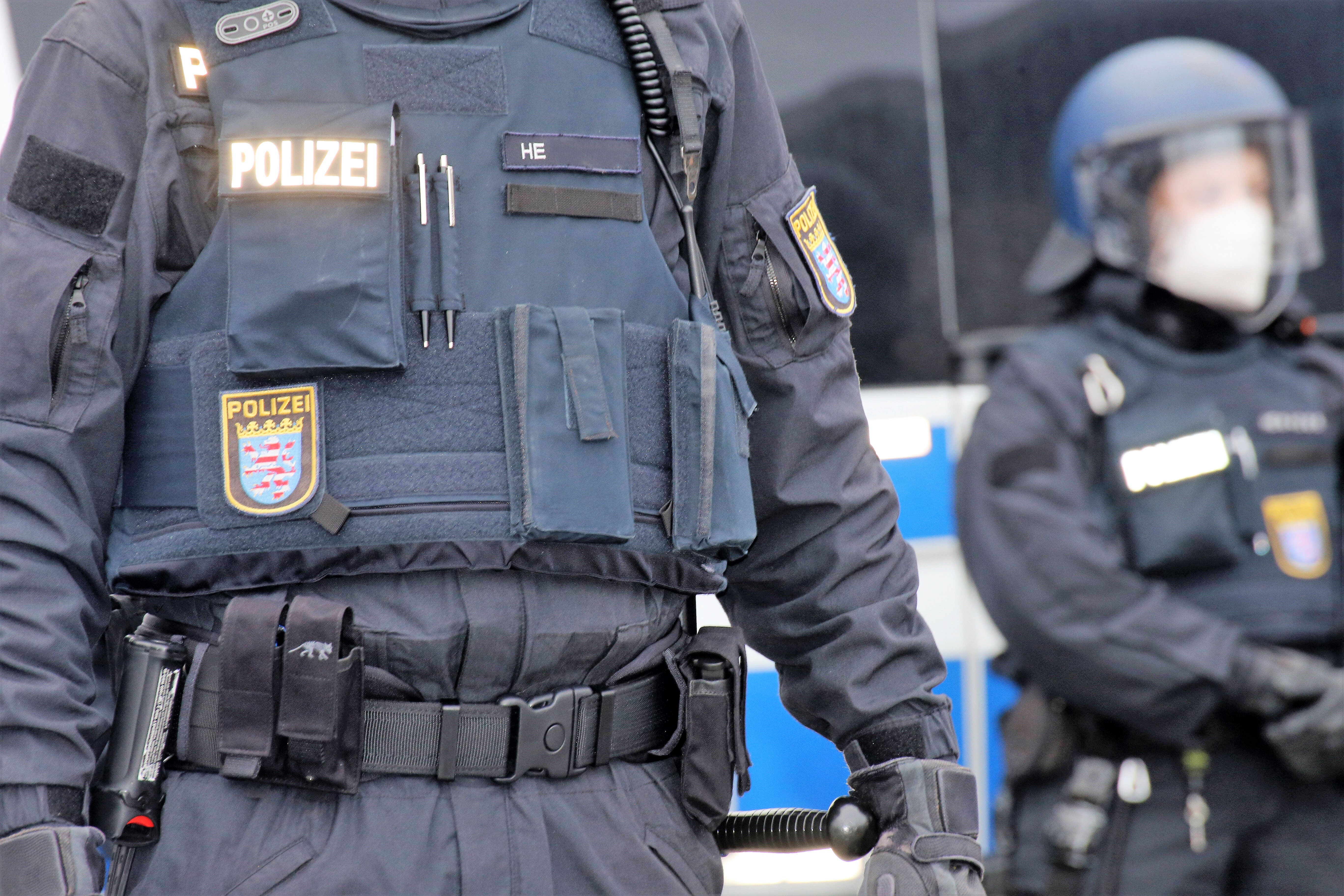 Geldautomat gesprengt! Ganzes Haus droht einzustürzen! Schwere Zerstörungen an eine Sparkasse!
