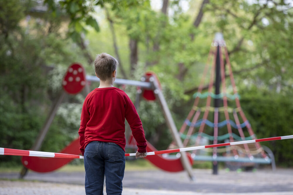 Schwerer Erdrutsche - 2 Tonnen Felsbrocken knallt in einen Kindergarten!