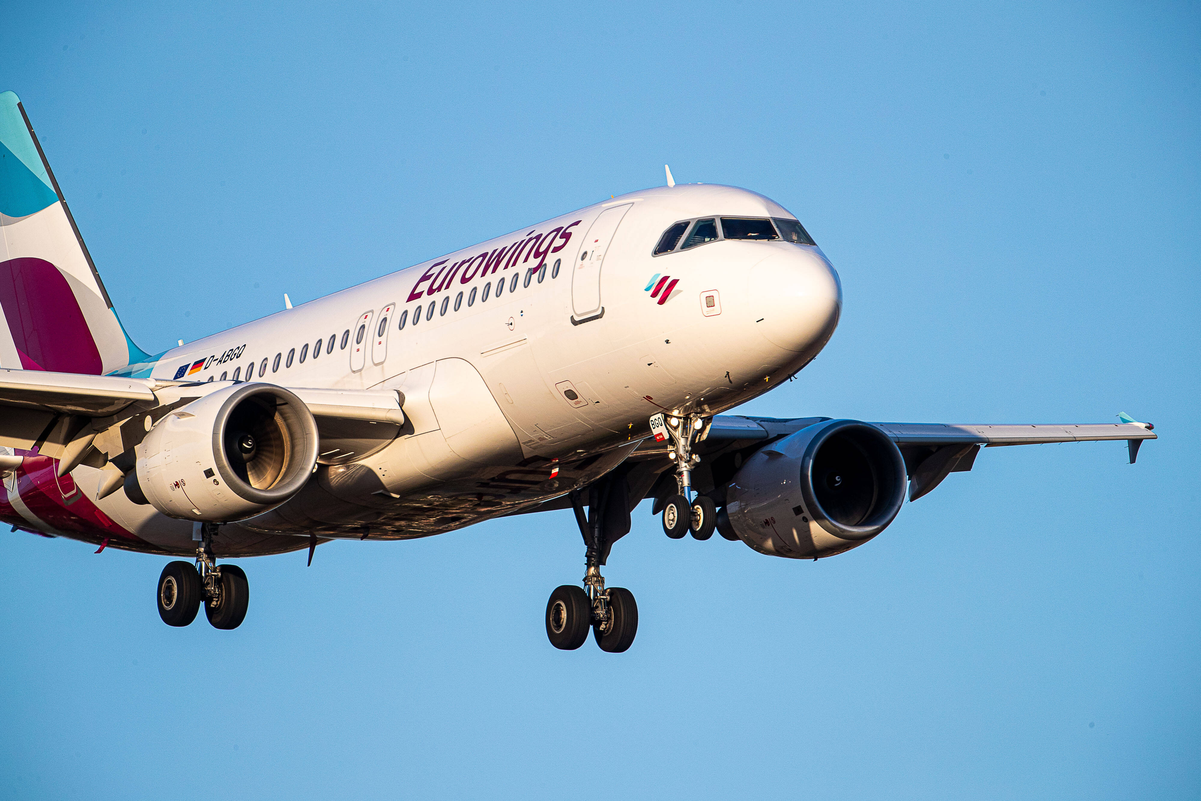 Wie bitte? Fluglinie wiegt die Passagiere vor dem Abflug!