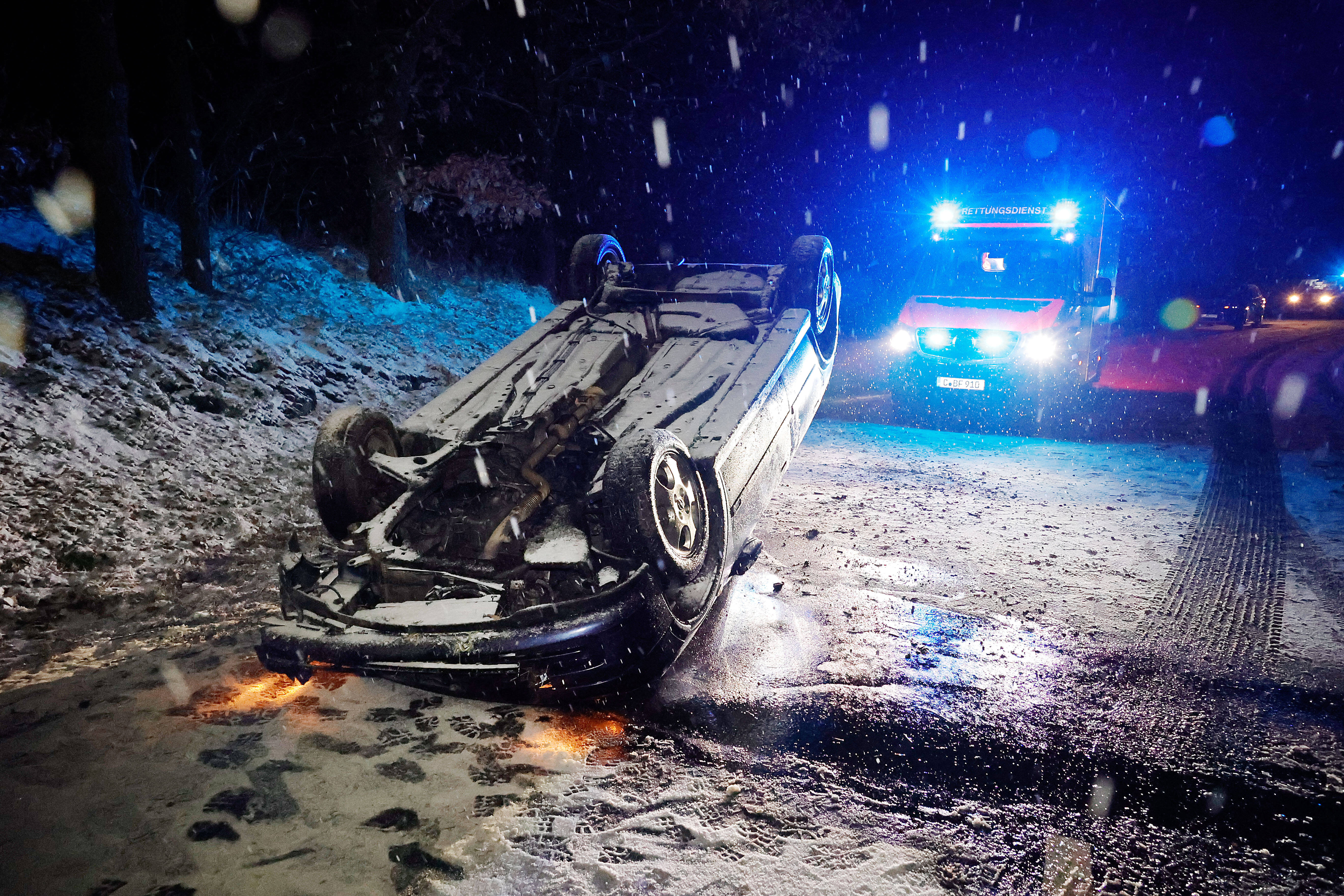 Grausamer Fund - Junge Frau lag tot neben der Autobahn! Polizei steht vor einem Rätsel