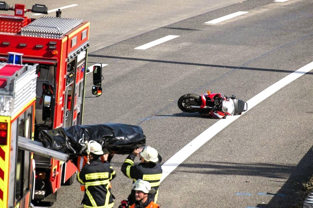 Vollsperrung! Tödlicher Unfall auf der Autobahn - Motorradfahrer stirbt noch an der Unfallstelle