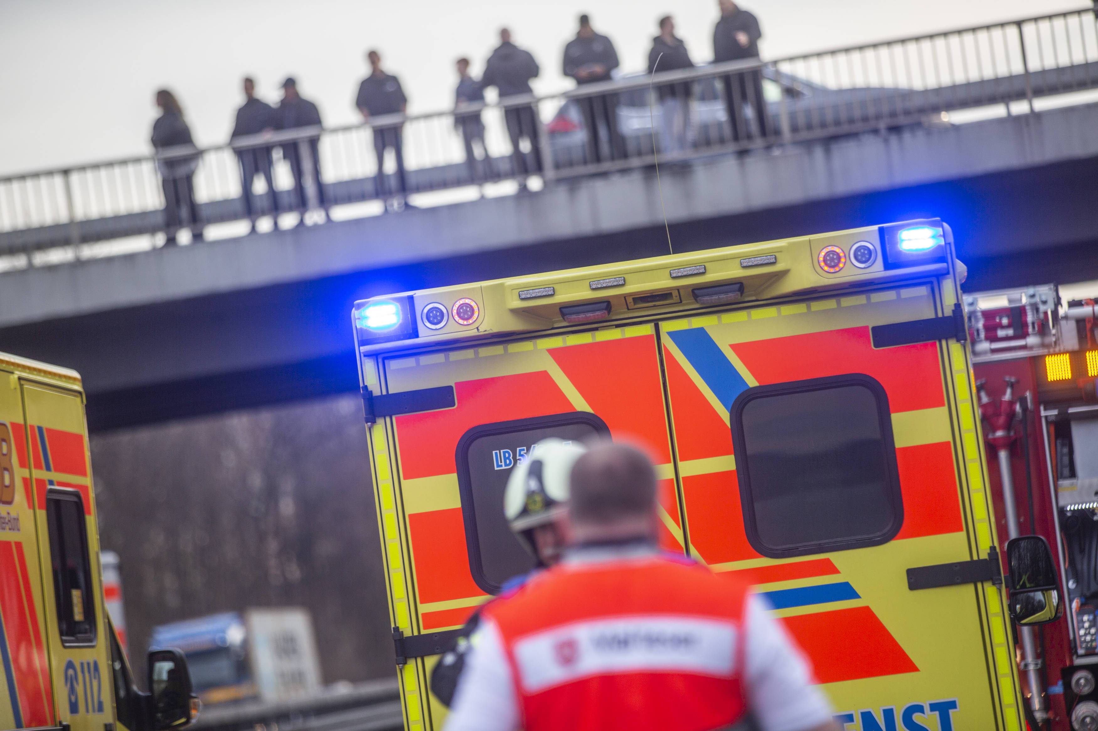 Trio schmeißt Gullydeckel auf die Autobahn - Polizei geht von Mordanschlag aus!