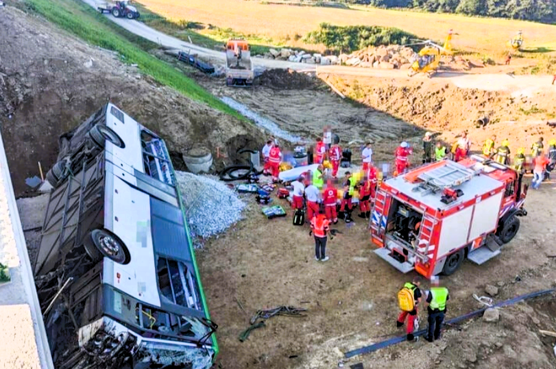 Bus stürzt in Schlucht -17 Todesopfer bei Busunfall gemeldet!