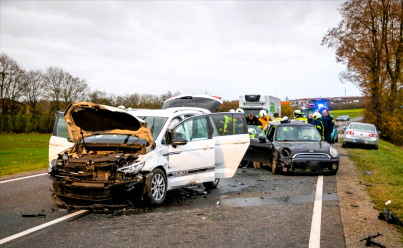 Schwerer Unfall  - Mutter mit 5 Kindern im Fahrzeug verunglückt! Autobahn gesperrt!