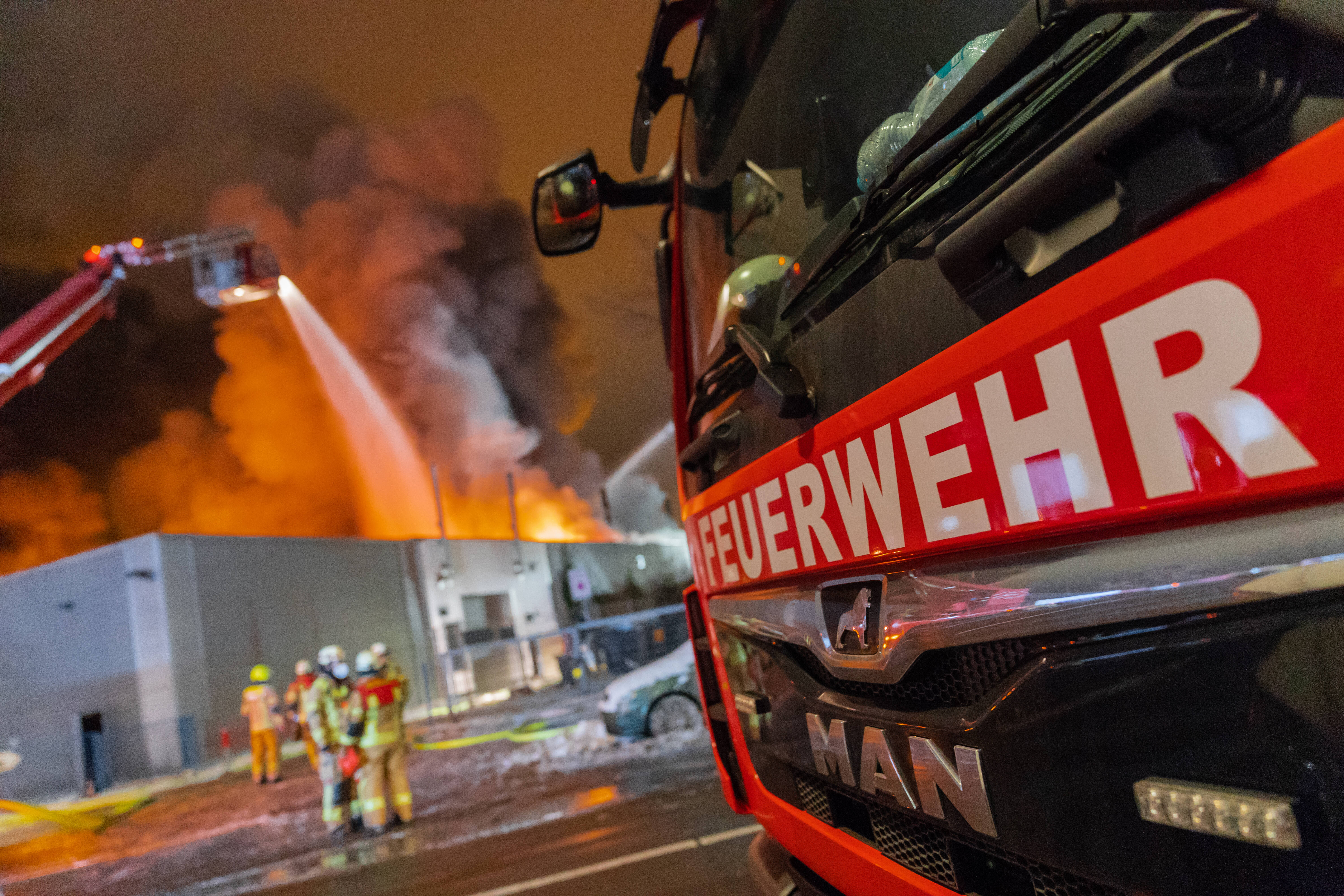 Feuer in Schule ausgebrochen! Feuerwehr kämpft gegen meterhohe Flammen