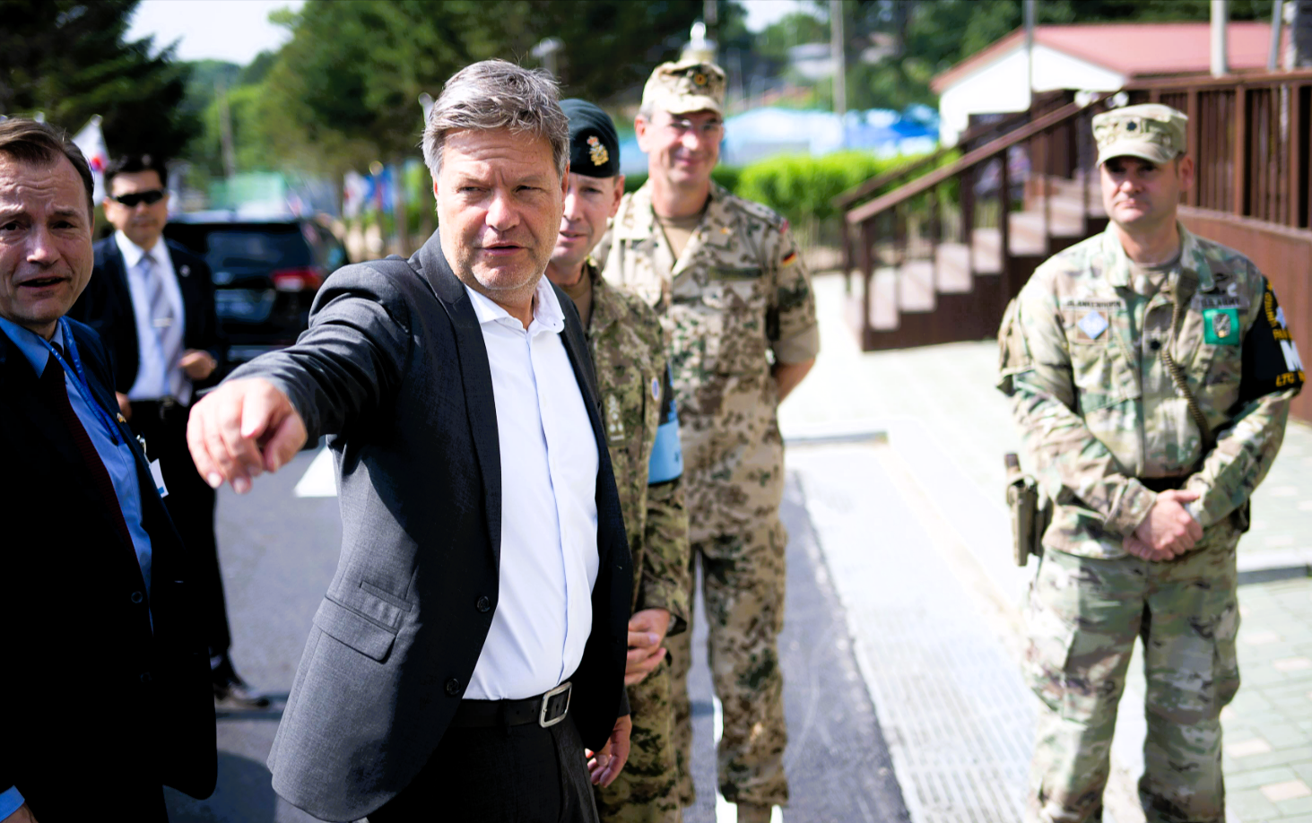 Schüsse bei Habeck-Besuch! Robert Habeck an Nordkorea-Grenze - Plötzlich fallen Schüsse!