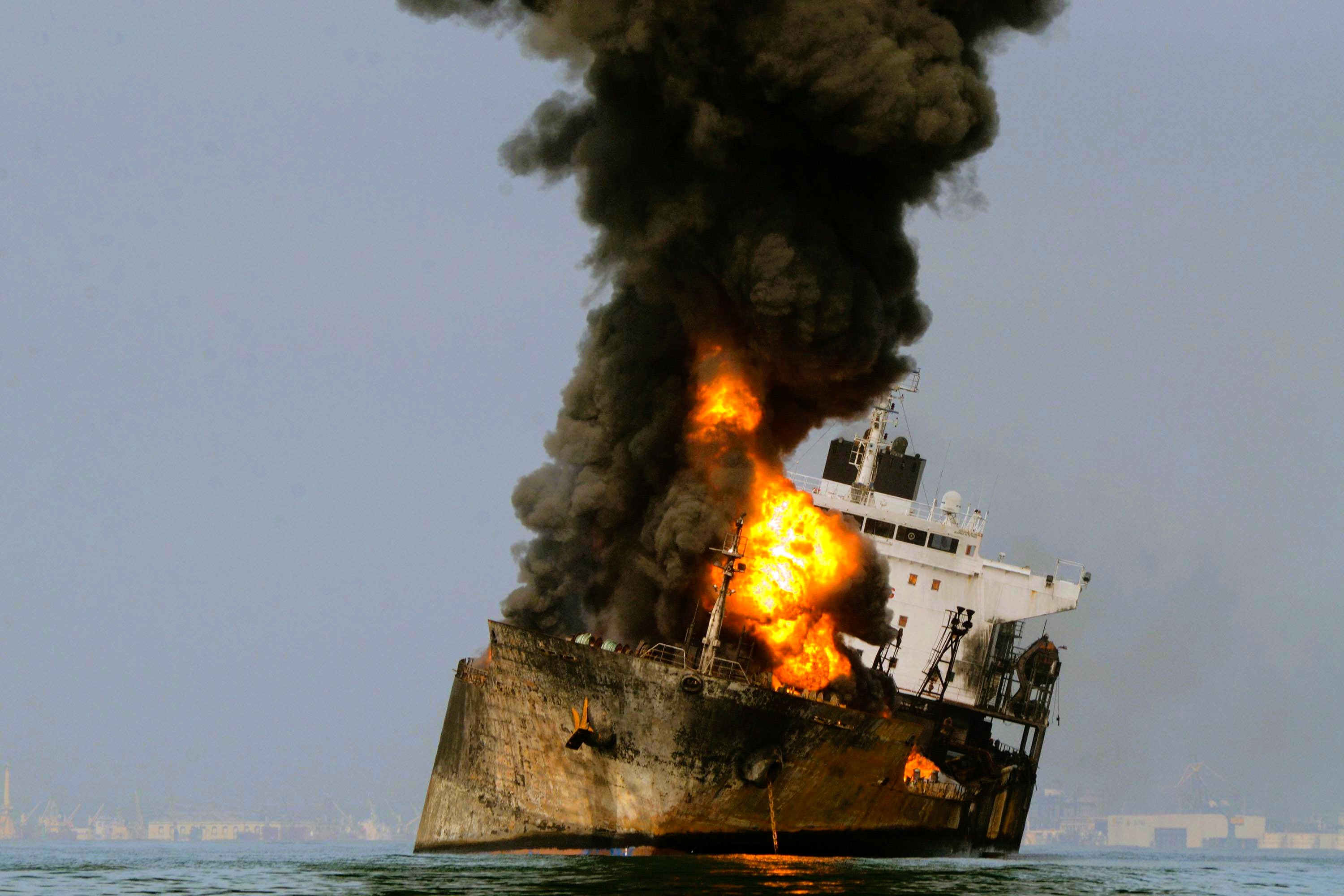 Huthi Attacke im Roten Meer - Griechischer Tanker brennt und ist manövrierunfähig!