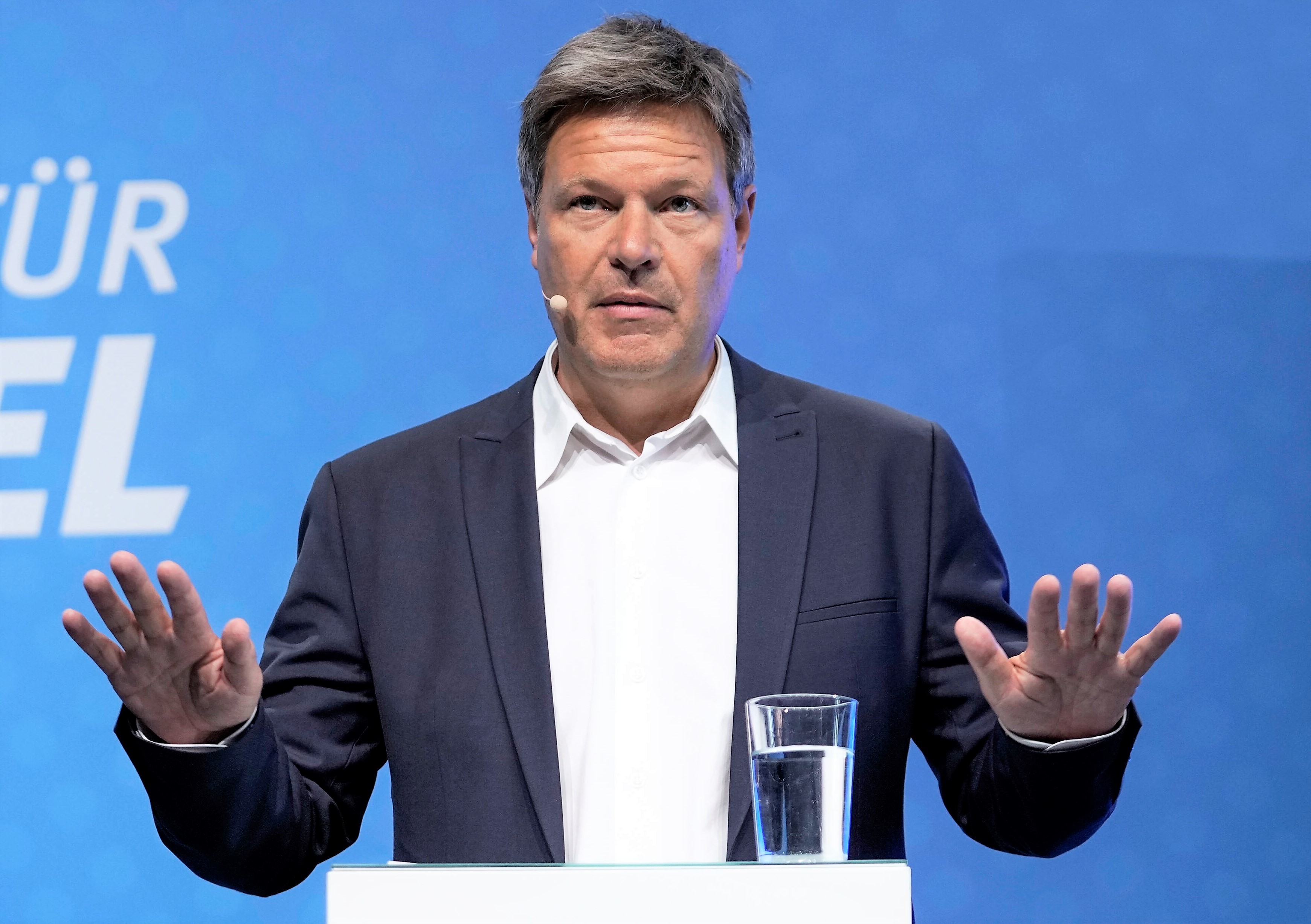 Deutschland verschenkt seinen Strom ins Ausland während wir horrende Stromkosten zahlen!