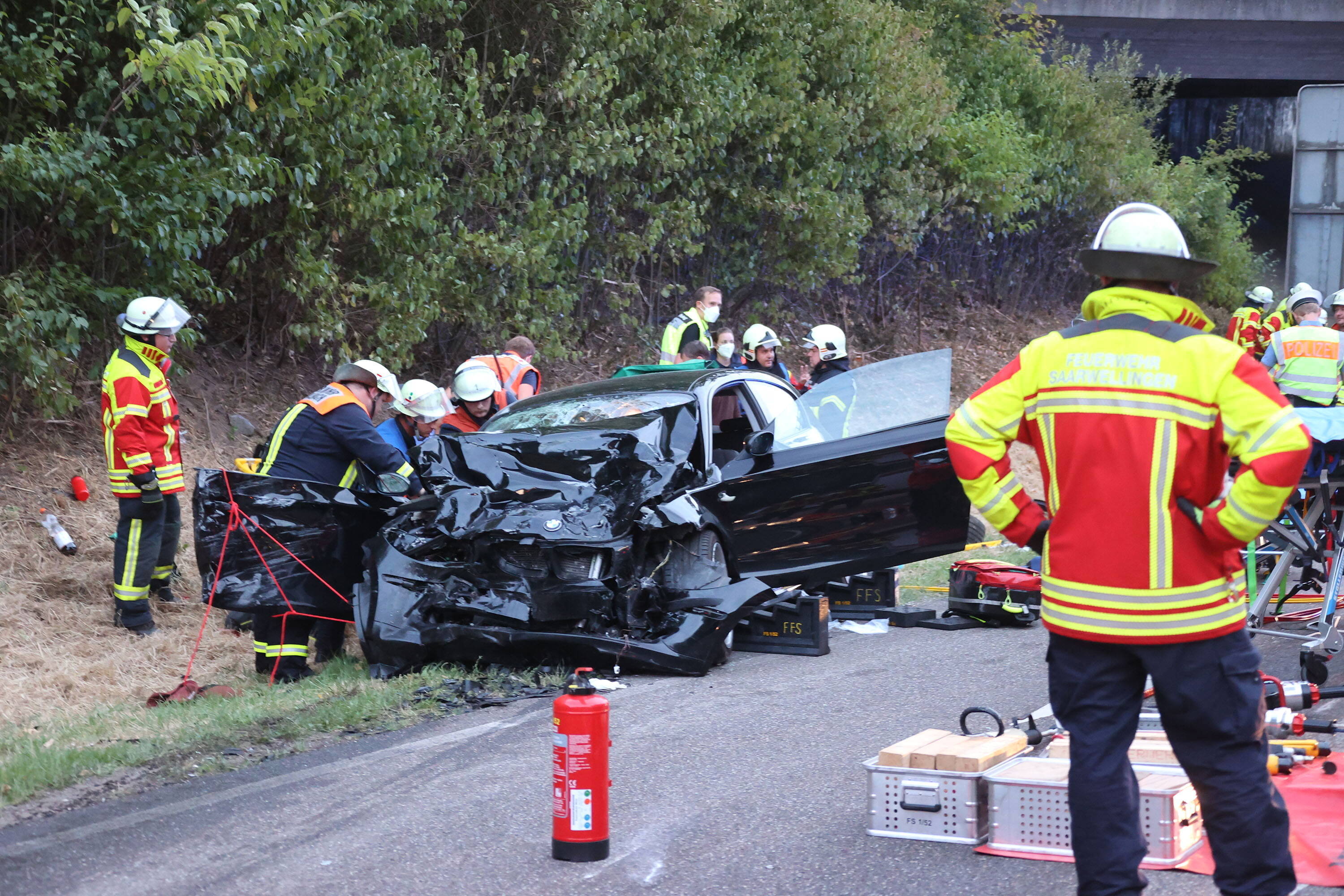 Vollsperrung! Autofahrer erfasst 9-jähriges Mädchen - Opfer schwebt in Lebensgefahr!