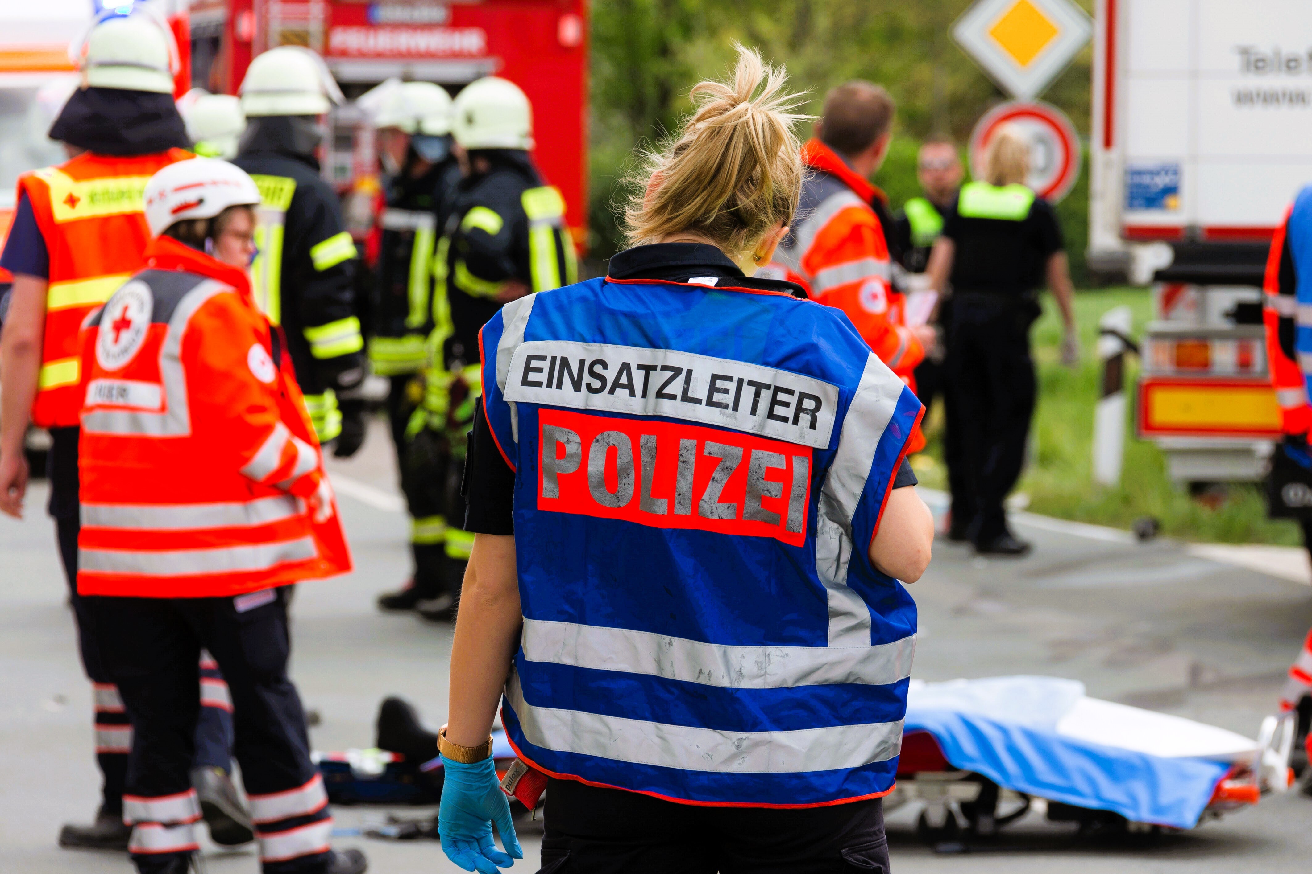 2 Tote, 5 schwer Verletzte! Tödlicher Unfall auf Bundesstraße nach Horror-Crash