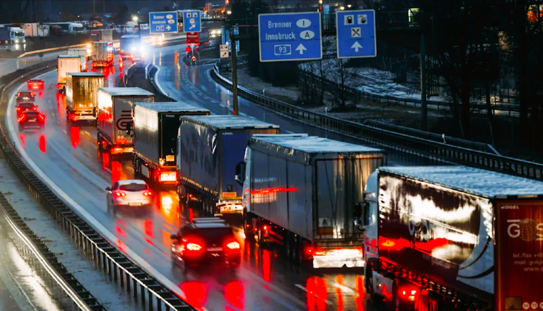 3 Tote bei Horror-Unfall am Morgen! Einsatzkräfte stehen vor Trümmerfeld