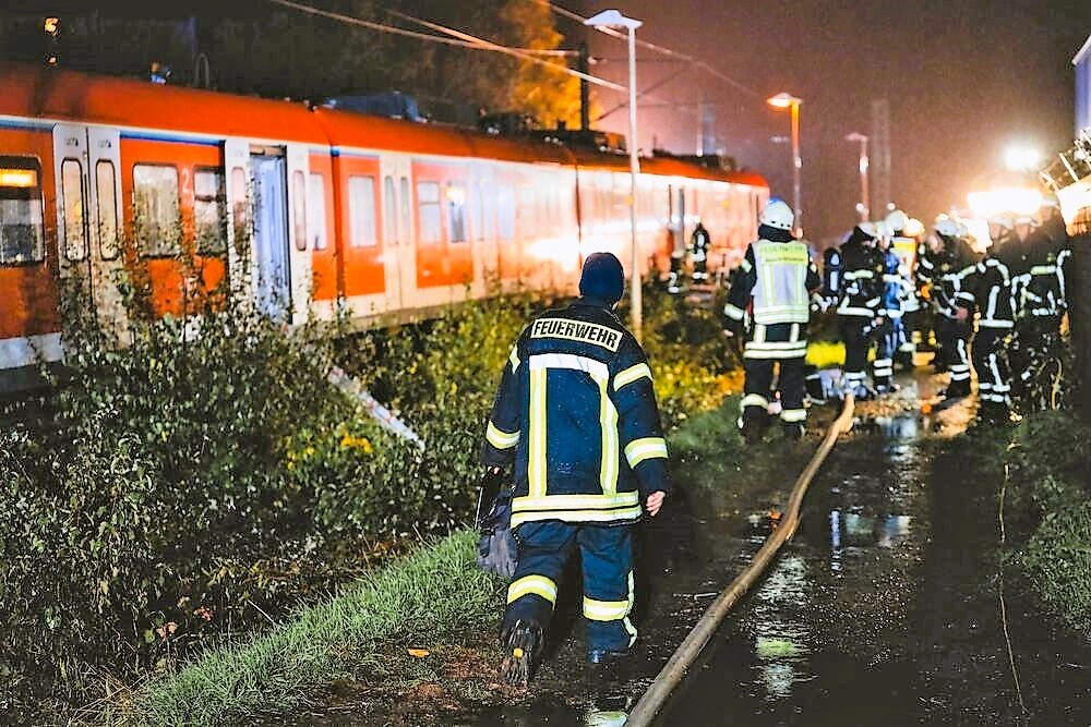 ICE mit 400 Passagieren leitet Notbremsung nach Kollision ein - Großeinsatz der Rettungskräfte 