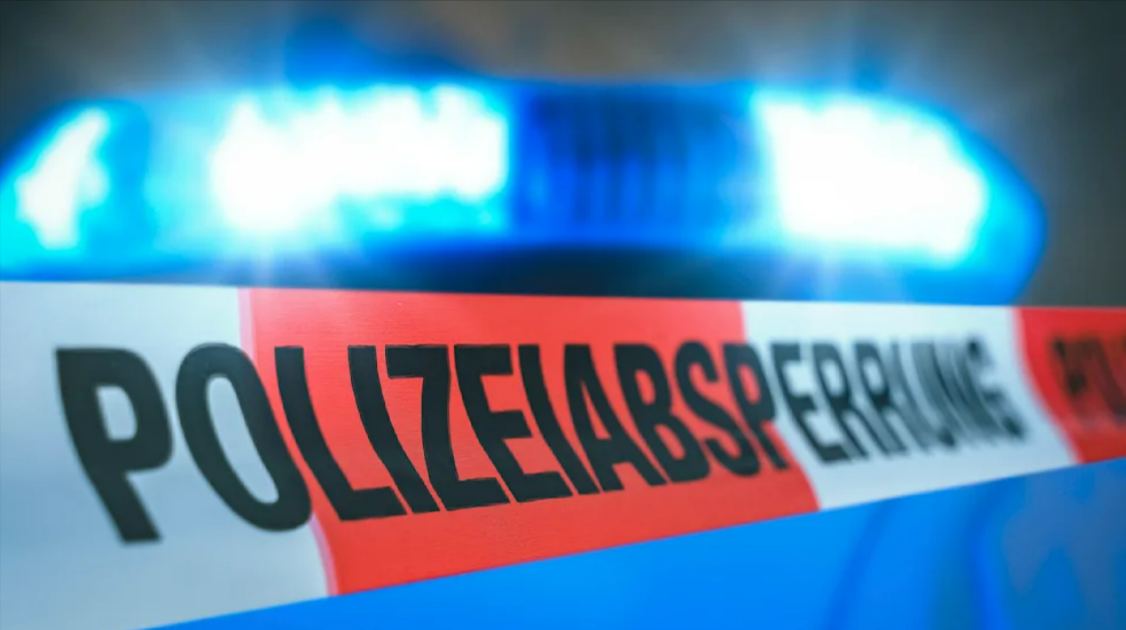 Mordversuch am Vatertag! Messerstecherei - blutüberströmtes Opfer am Bahnhof entdeckt 