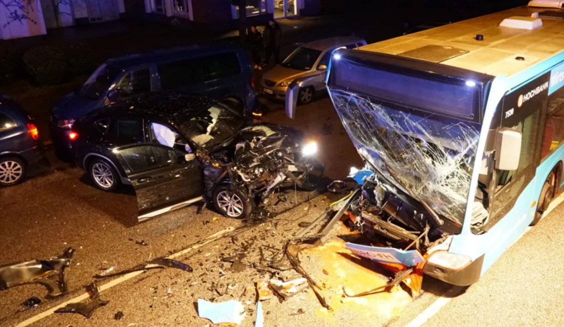 8 Todesopfer bei schwerem Busunglück - Fahrzeug war von der Straße abgekommen