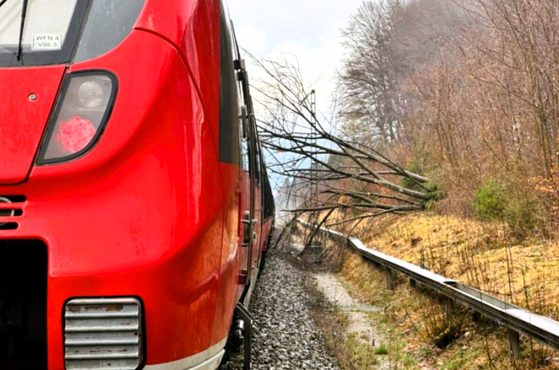 Deutschland: Schockierendes Zugunglück - Rettungsaktion und Ermittlungen in vollem Gange: Tote und zahlreiche Verletzte!